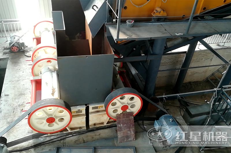 細顎式破碎機現(xiàn)場 細顎式破碎機現(xiàn)場