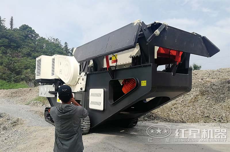 履帶移動鄂式破碎機處理花崗巖現場 履帶移動鄂式破碎機處理花崗巖現場