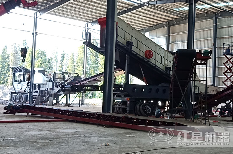 二合一礦業(yè)移動式破碎機現場 二合一礦業(yè)移動式破碎機現場