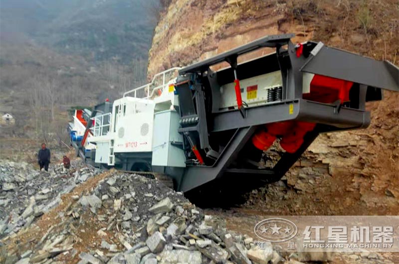 露天采礦碎石移動式破碎機現(xiàn)場 露天采礦碎石移動式破碎機現(xiàn)場