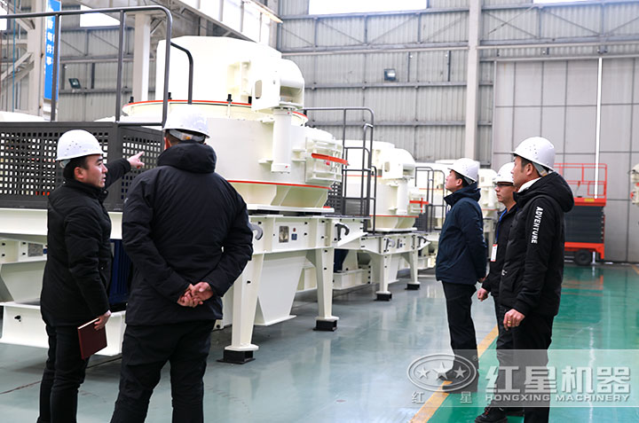 用戶來廠考察，有業(yè)務(wù)經(jīng)理現(xiàn)場報價